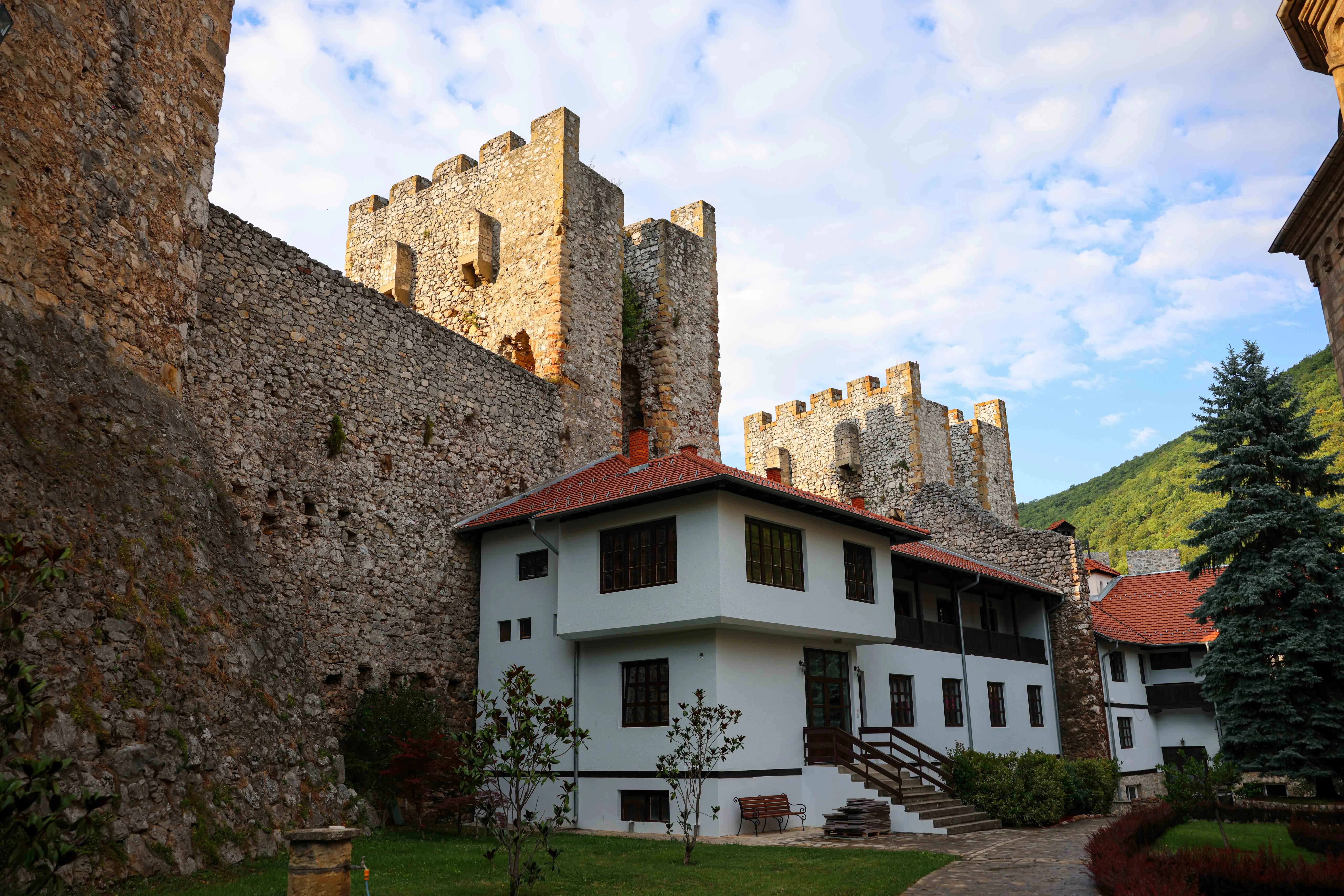 Утврђење манастира Манасија - бедеми и куле